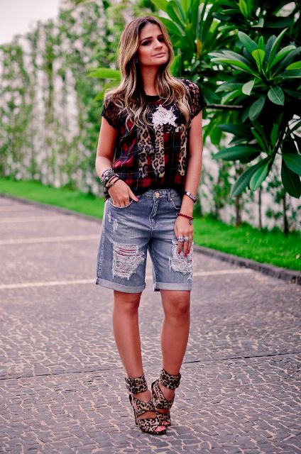 With printed t-shirt and leopard printed sandals