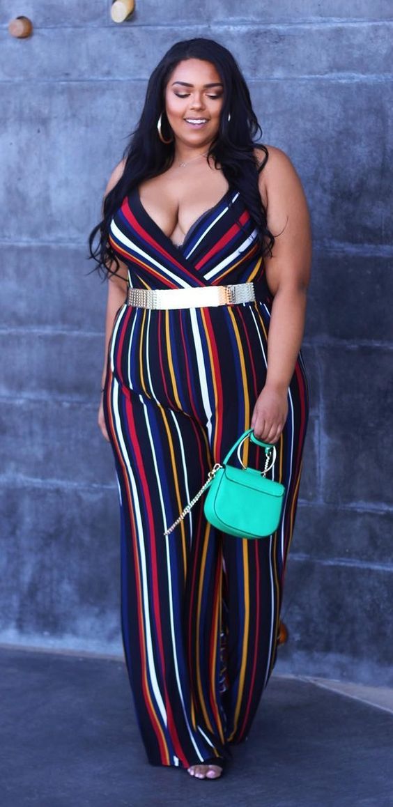 a striped jumpsuit with spaghetti straps, a very daring V-neckline and a bold green bag for a summer party