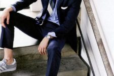05 a navy suit, a light blue shirt, a striped tie and grey sneakers for a relaxed touch