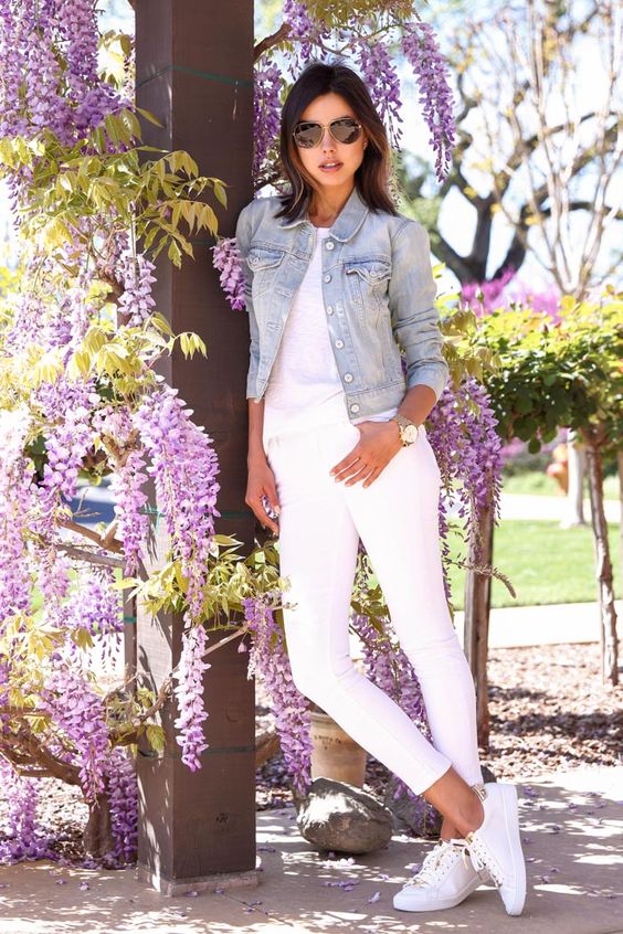 denim on denim trend with a white top, white skinnies, white sneakers and a blue denim jacket