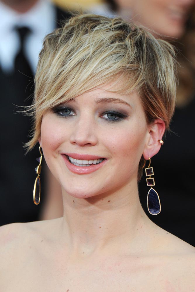 Jennifer Lawrence rocking a long blonde pixie that perfectly follows her face shape and is low-maintenance