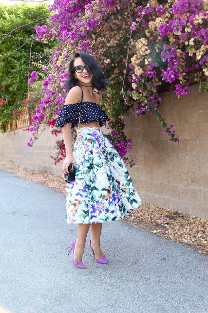 With floral midi skirt, lilac pumps and chain strap bag