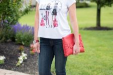 With printed t-shirt, skinny jeans and red clutch