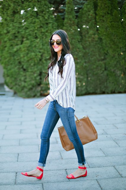 With striped shirt, skinny jeans and brown tote
