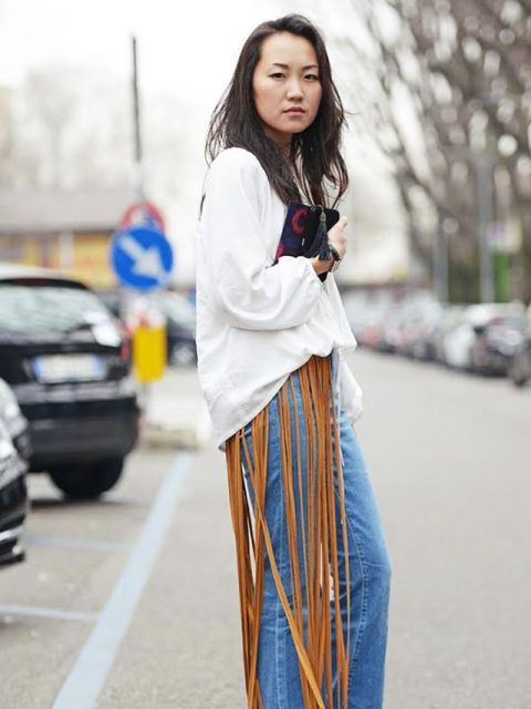 With white loose shirt, jeans and printed clutch
