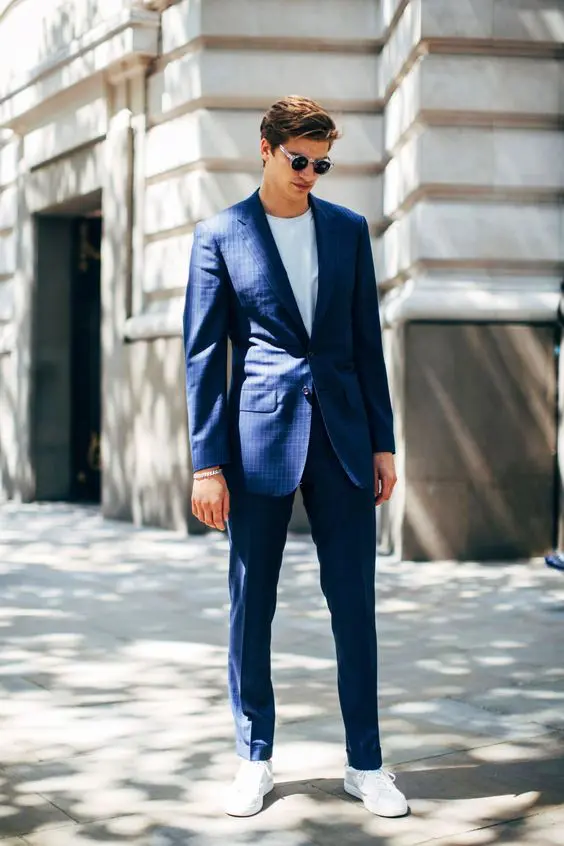 a chic modern graduation outfit with a navy printed pantsuit, a white t-shirt, white sneakers is a super cool idea
