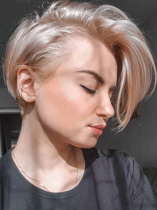 a long side pixie haircut in a platinum blonde shade is a gorgeous idea to rock, it looks soft and cute