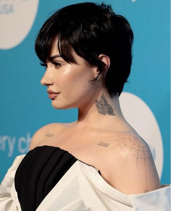 a perfect black bixie with longer side hair and some bangs is a chic idea for a girl who wants short hair with style