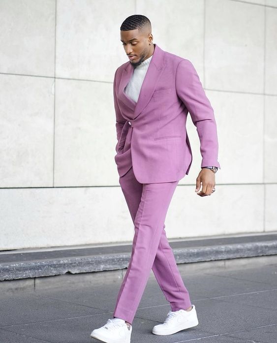 a purple pantsuit, a white tee and white sneakers are a stylish and bold outfit for graduation, and the color is very creative