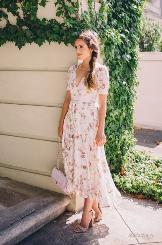 an ivory floral midi dress with short sleeves, a V-neckline and a blush bag and nude shoes