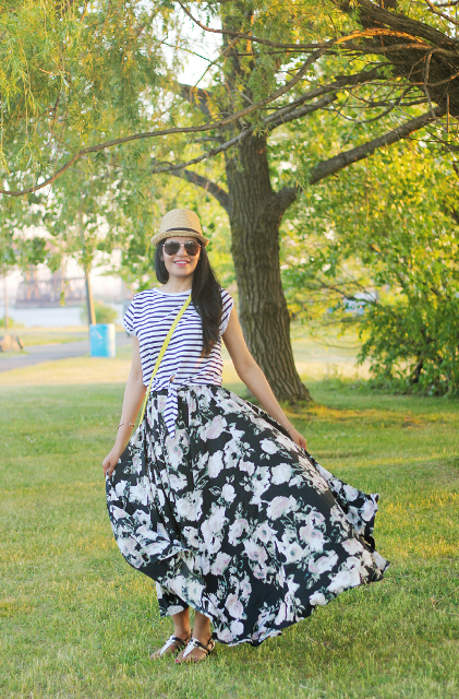 With striped shirt, hat, yellow bag and flat sandals