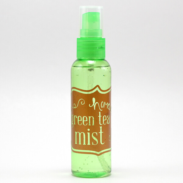 DIY green tea and aloe vera cooling facial mist (via www.dreamalittlebigger.com)