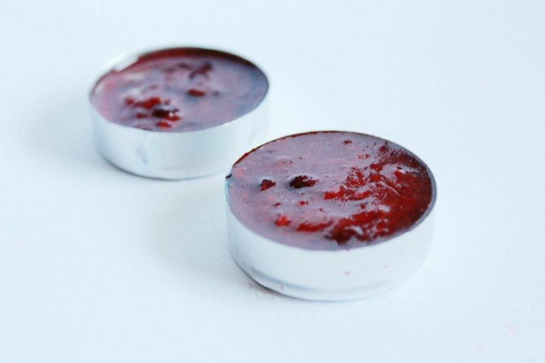 DIY raspberry and blackberry lip balm (via laurenkelp.com)