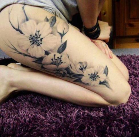 Big tattoo on the leg