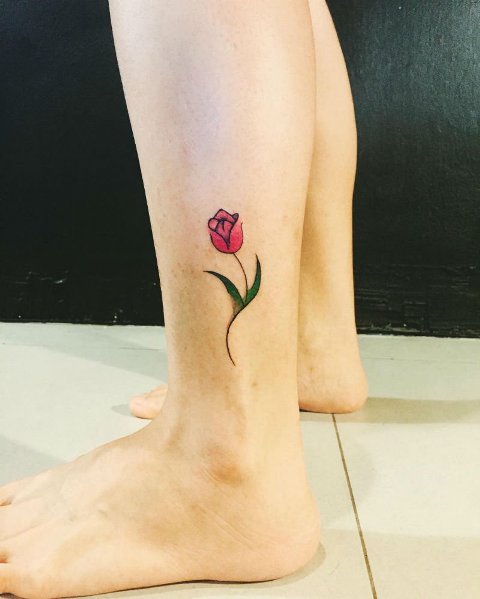Perfect tattoo on the leg