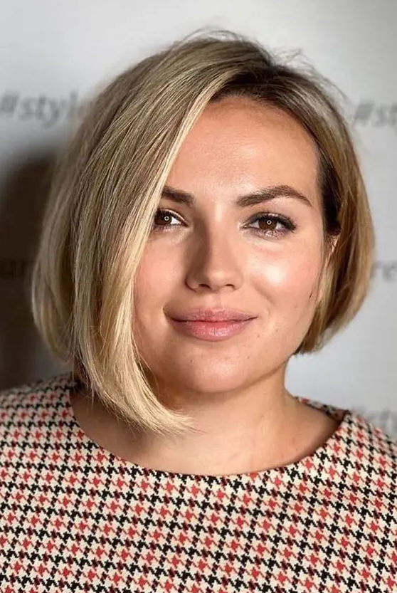 a pretty asymmetrical blonde bob with a darker root and curled ends is a super chic and catchy idea