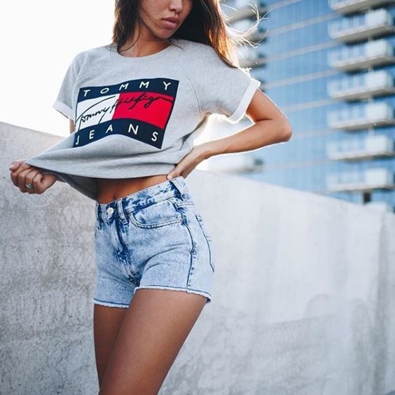 a grey Tommy Jeans t-shirt, blue denim shorts are all you need for a hot day