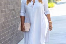 12 white jeans, an off-white shirtdress, blush heels and a blush clutch to add color