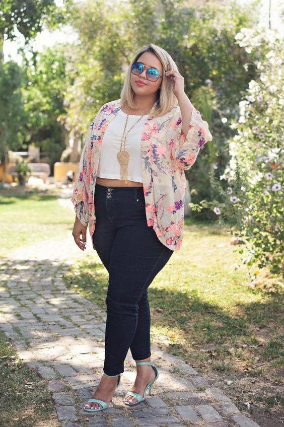 curvy girl transitional look with a white crop top, navy skinnies, a short floral kimono and grene heels
