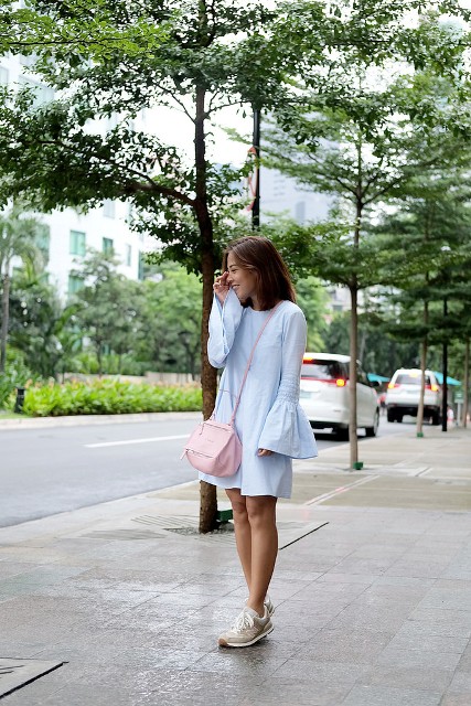 With pale pink bag and gray sneakers
