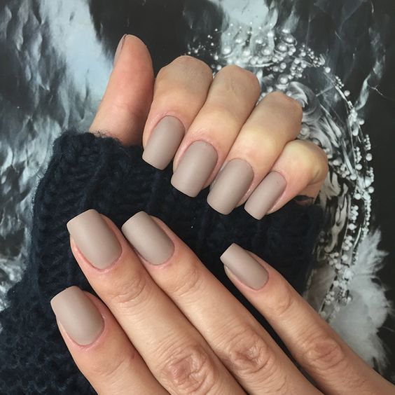 matte nude square nails are suitable for work and any casual situation