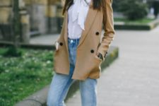 With high-waisted jeans, camel jacket and flat shoes
