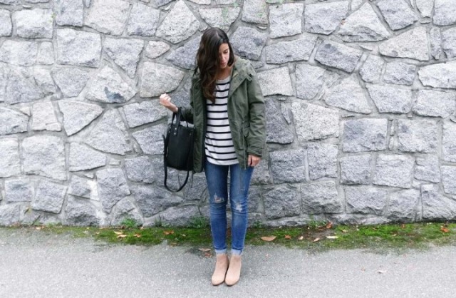 With striped loose shirt, distressed jeans, beige boots and black bag