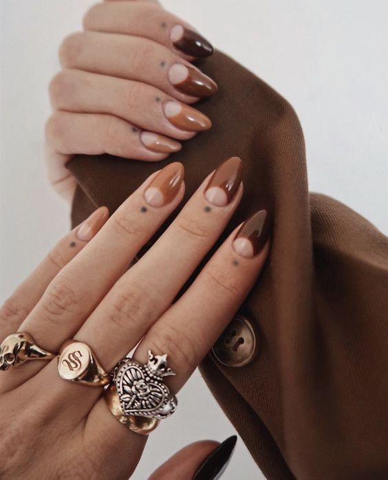 Beautiful fall inspired French nails in caramel and brown, a reverse French manicure idea