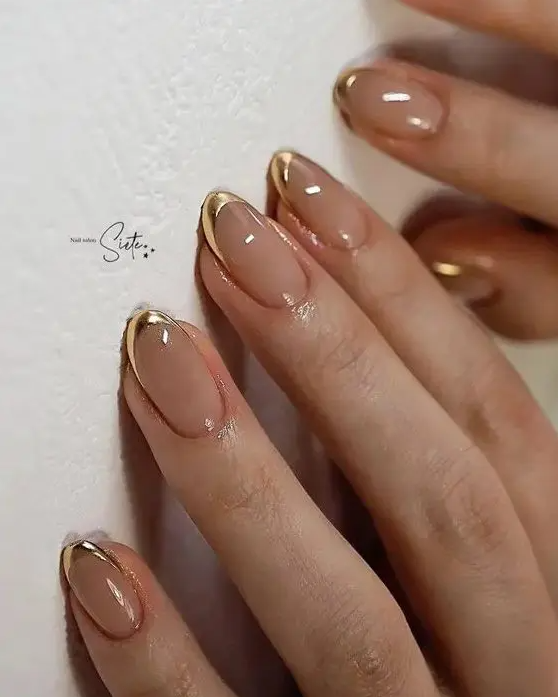 nude wedding nails with shiny metallic gold tips look very chic, beautiful and glam and make your look wow