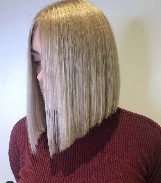 A beautiful and chic creamy blonde A line long bob with side parting is always a chic idea that works
