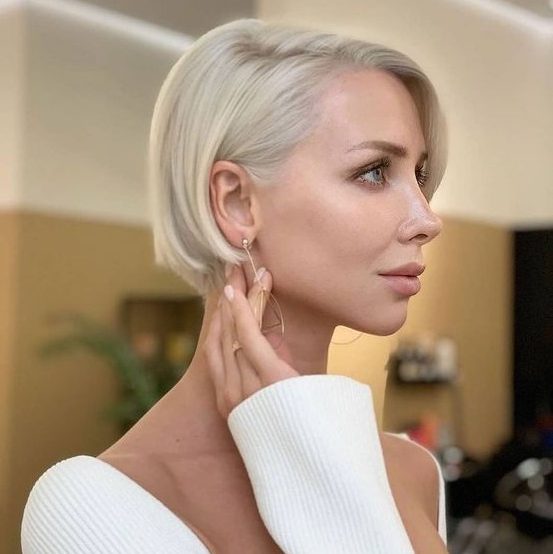 A classic platinum blonde ear length bob with side parting is a chic and refined idea that always works