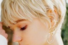 a messy creamy blonde layered pixie haircyt with feathered layers is a cool and lovely idea