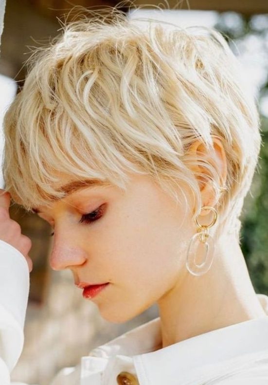 a messy creamy blonde layered pixie haircyt with feathered layers is a cool and lovely idea