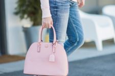 blue denim, a blush sweatshirt, a pink bag and white sneakers for a comfortable look