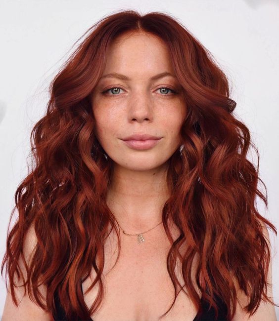 fantastic long auburn hair with waves and a lot of volume is a chic and catchy idea to rock, it brings that wow factor