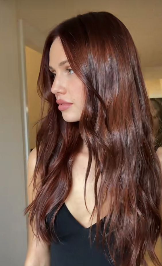 long auburn hair with messy waves, a shiny finish and a lot of volume is a gorgeous idea, it looks bright