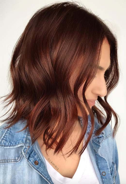 Shoulder length auburn hair with waves is a chic idea, such hair length is a cool solution, and this color highlights the face