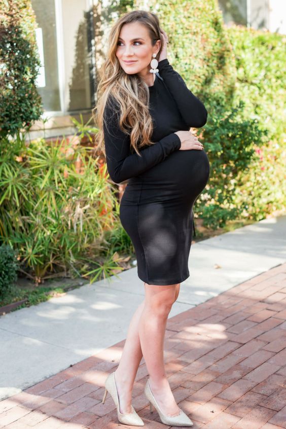 a black bodycon dress to highlight the bump and neutral shoes plus matching earrings