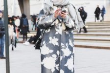 12 a printed midi floral coat, sneakers, jeans and a black scarf to fele warm and comfy