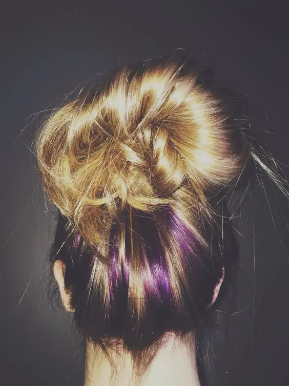 long blonde with purple highlights for a bright and rock touch
