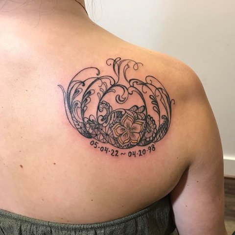 Graceful tattoo on the shoulder