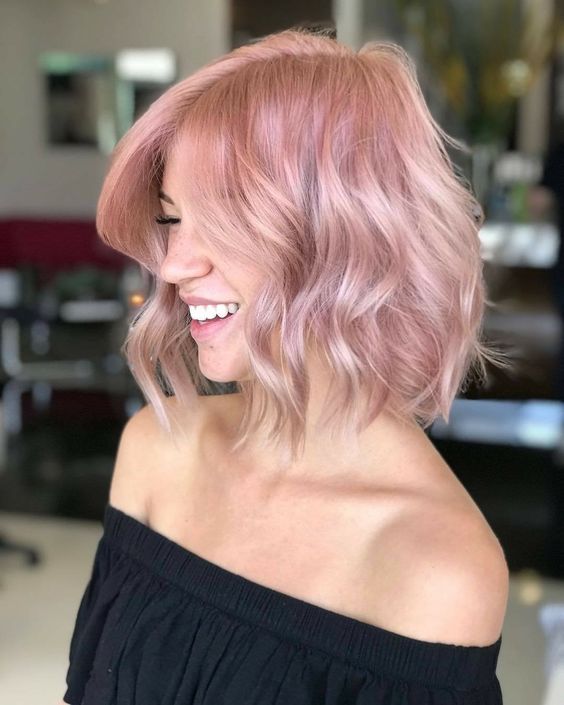a messy wavy shaggy bob in strawberry blonde is a very cool and lovely idea that will give a soft touch to your look