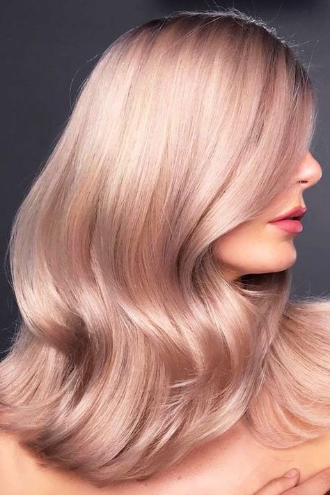 Chic and shiny medium length strawberry blonde hair with a bit of waves is a stunning and lovely idea to rock