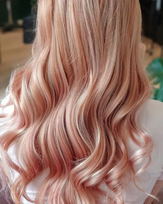 long blonde hair with strawberry blonde balayage and waves is a cool idea for spring and summer, it looks fresh and lively