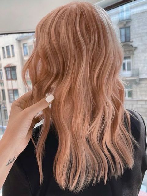 long strawberry blonde wavy hair is a lovely idea for anyone who loves soft and delicate colors