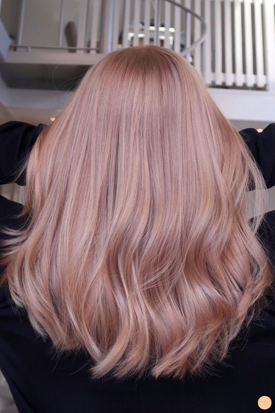 medium length strawberry blonde hair with a bit of waves is a stunning idea to look beautiful and delicate