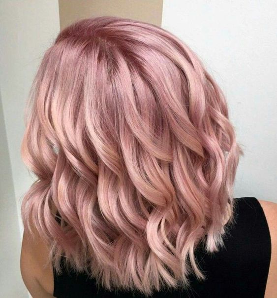 Medium length strawberry blonde hair with waves is a stylish idea for everyone, it looks dreamy