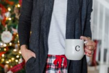 02 plaid pants, a white top, a grey cardigan compose a simple yet comfortable outfit for Christmas