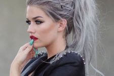 02 a super messy ponytail with grey hair is a chic and trendy idea to rock, both the color and the look