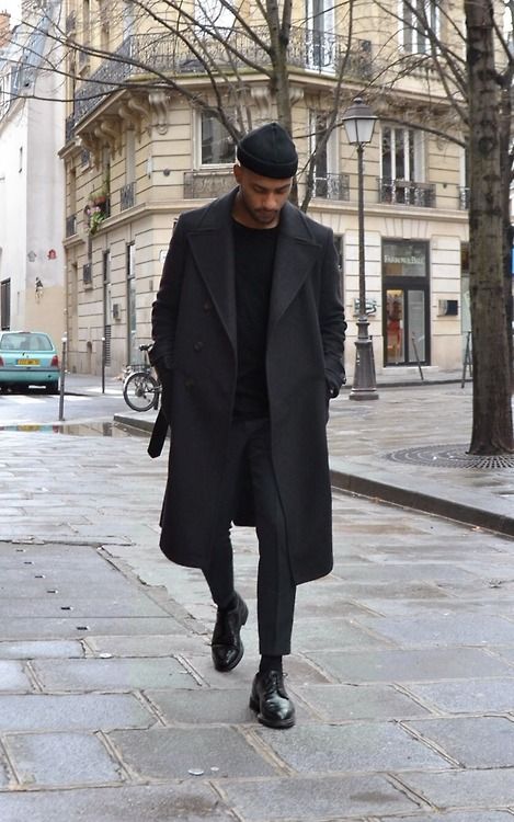 a total black look with a jumper, trousers, shoes, an overcoat and a beanie for working days